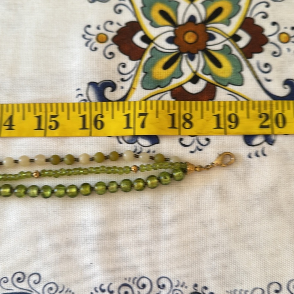 π©· BEAUTIFUL Quartz/Crystalline Green Necklace w/Gold Accents. Size: 19β X 2 1/4β - Picture 6 of 8